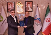 اهدای یادبود ۵۰ سالگی دانشگاه علوم پزشکی ایران به مدیرعامل بانک قرضالحسنه مهر ایران
