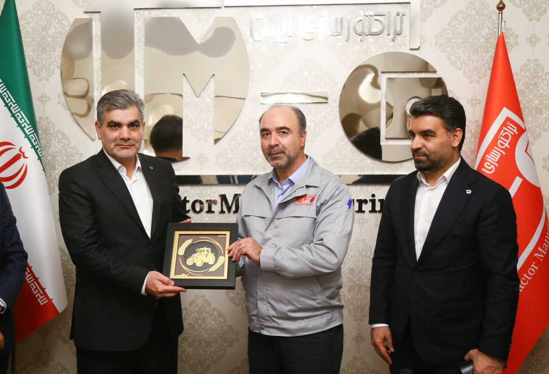 تجلیل گروه صنعتی تراکتورسازی ایران از مدیرعامل بانک قرضالحسنه مهر ایران تجلیل گروه صنعتی تراکتورسازی ایران از مدیرعامل بانک قرضالحسنه مهر ایران