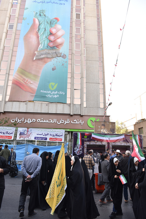 حضور مدیران و کارکنان بانک در راهپیمایی ۱۳ آبان تهران