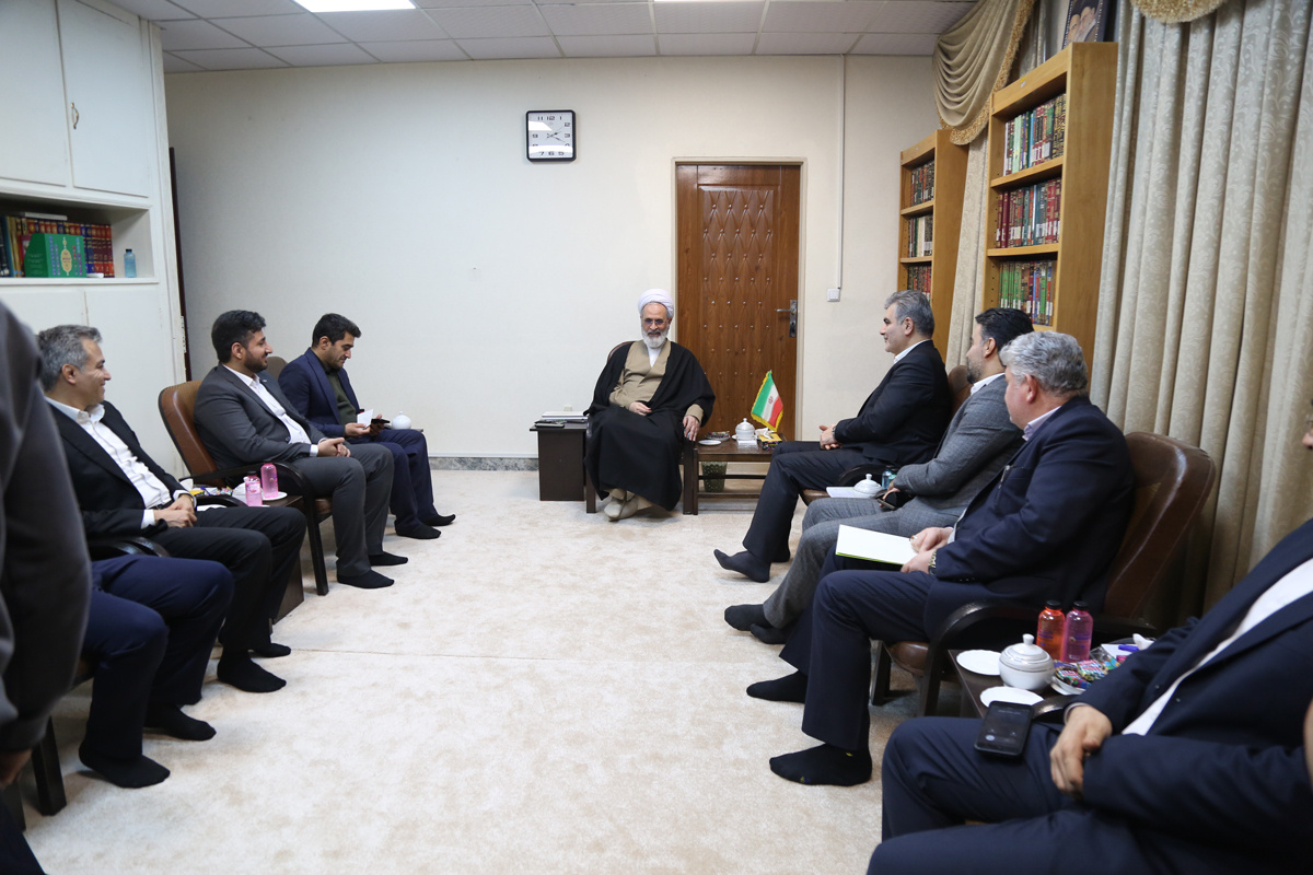 دیدار مدیرعامل بانک قرضالحسنه مهر ایران با آیتالله اعرافی