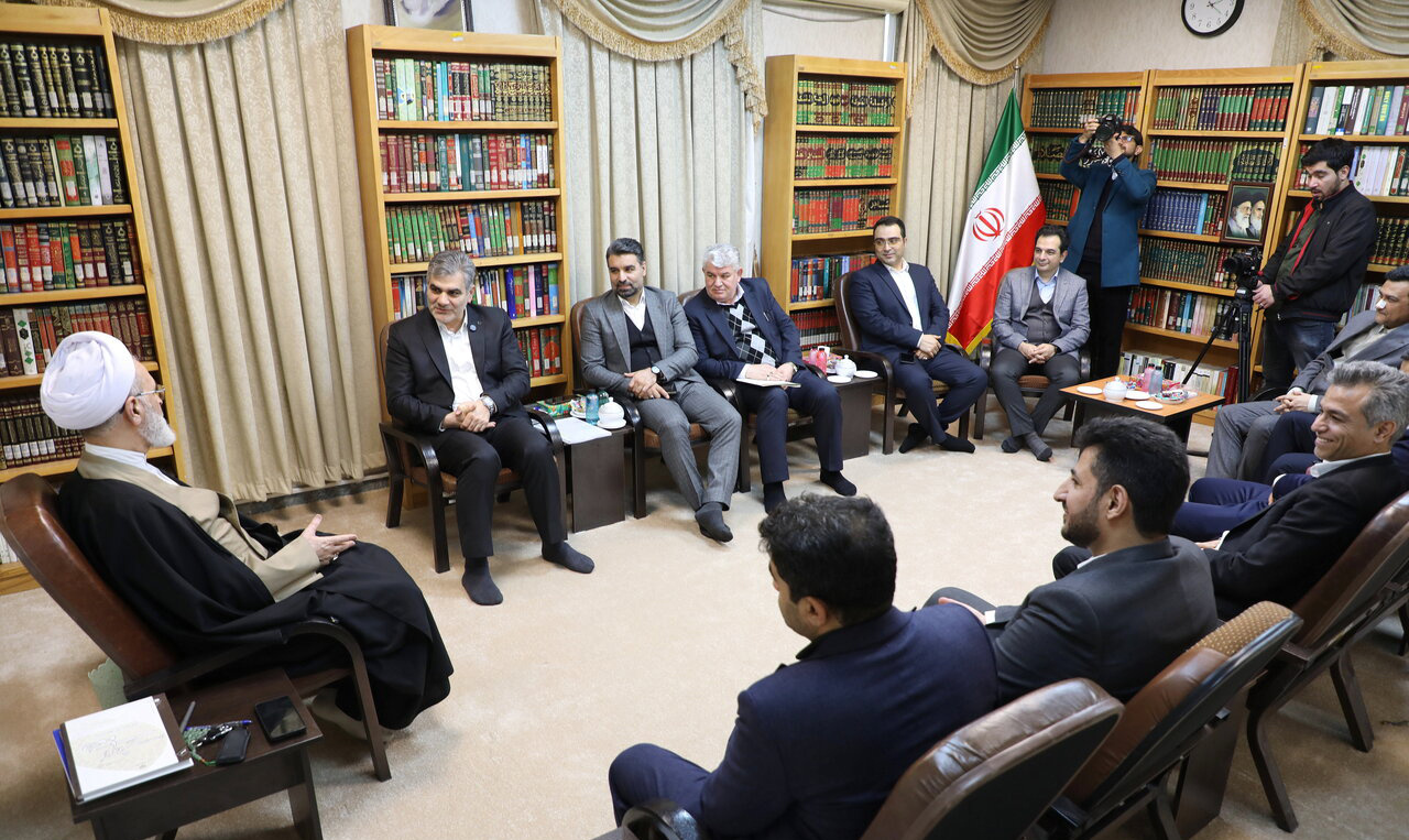 دیدار مدیرعامل بانک قرضالحسنه مهر ایران با آیتالله اعرافی