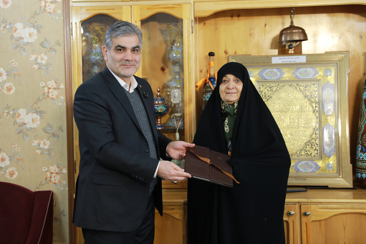 تجلیل مدیرعامل بانک قرض‌الحسنه مهر ایران از مادر شهیدان طوقانی به مناسبت اعیاد شعبانیه