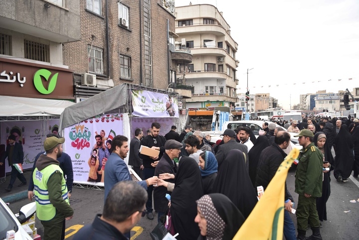 حضور مدیران و کارکنان بانک قرض‌الحسنه مهر ایران در راهپیمایی یوم‌الله ۲۲ بهمن