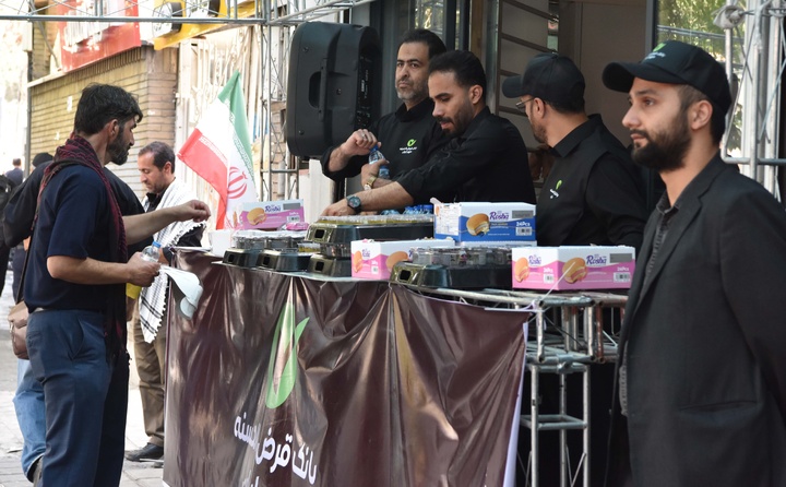 خدمت‌رسانی موکب کارکنان بانک مهر ایران در مراسم وداع با رهبر شهید انقلاب اسلامی