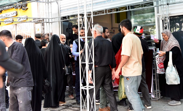 خدمت‌رسانی موکب کارکنان بانک مهر ایران در مراسم وداع با رهبر شهید انقلاب اسلامی