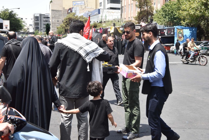 خدمت‌رسانی موکب کارکنان بانک مهر ایران در مراسم وداع با رهبر شهید انقلاب اسلامی