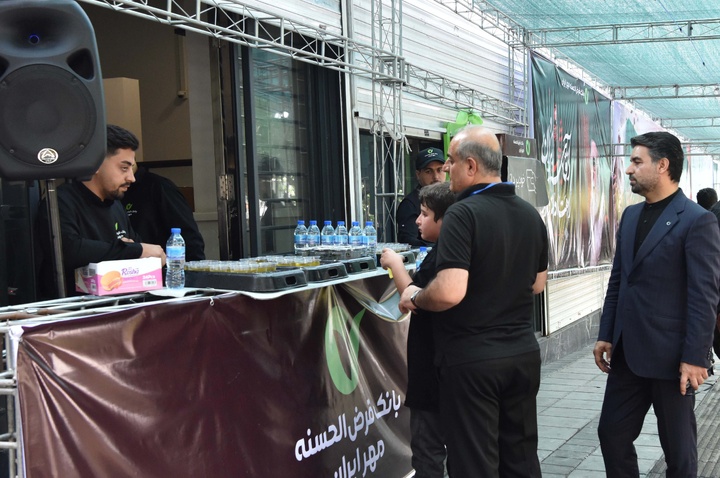 خدمت‌رسانی موکب کارکنان بانک مهر ایران در مراسم وداع با رهبر شهید انقلاب اسلامی