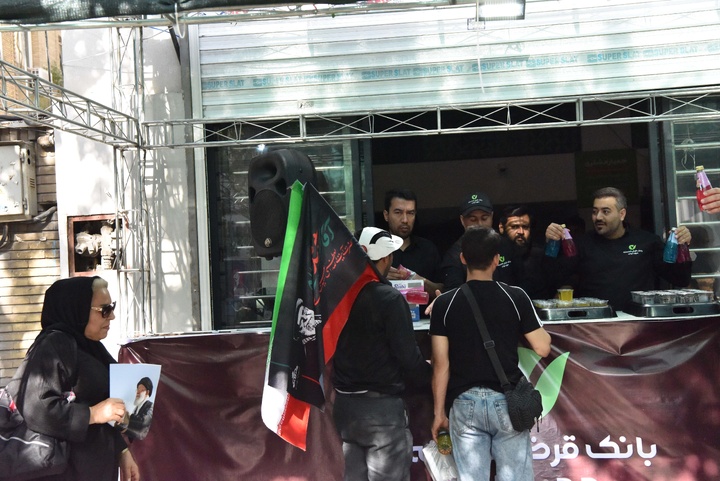خدمت‌رسانی موکب کارکنان بانک مهر ایران در مراسم وداع با رهبر شهید انقلاب اسلامی