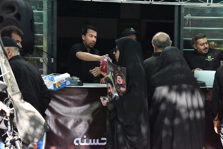 خدمت‌رسانی موکب کارکنان بانک مهر ایران در مراسم وداع با رهبر شهید انقلاب اسلامی