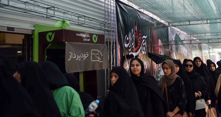 دومین روز خدمت‌رسانی موکب کارکنان بانک مهر ایران به عزاداران رهبر شهید انقلاب اسلامی