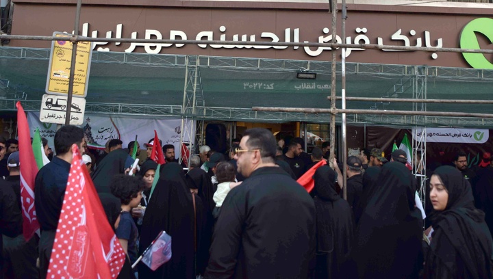 خدمت‌رسانی موکب کارکنان بانک مهر ایران به عزاداران رهبر شهید انقلاب اسلامی در روز تشییع