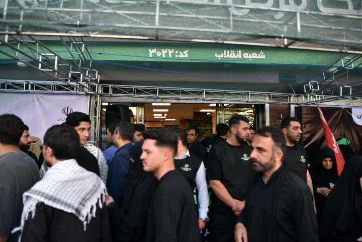 خدمت‌رسانی موکب کارکنان بانک مهر ایران به عزاداران رهبر شهید انقلاب اسلامی در روز تشییع
