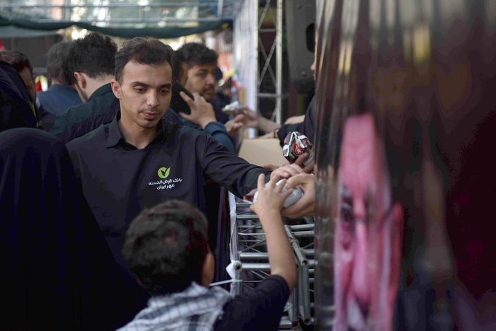 خدمت‌رسانی موکب کارکنان بانک مهر ایران به عزاداران رهبر شهید انقلاب اسلامی در روز تشییع