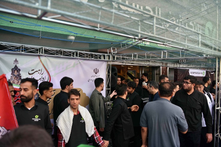 خدمت‌رسانی موکب کارکنان بانک مهر ایران به عزاداران رهبر شهید انقلاب اسلامی در روز تشییع