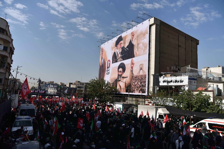 خدمت‌رسانی موکب کارکنان بانک مهر ایران به عزاداران رهبر شهید انقلاب اسلامی در روز تشییع
