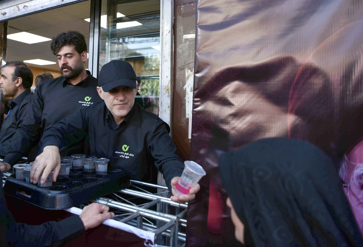 خدمت‌رسانی موکب کارکنان بانک مهر ایران به عزاداران رهبر شهید انقلاب اسلامی در روز تشییع