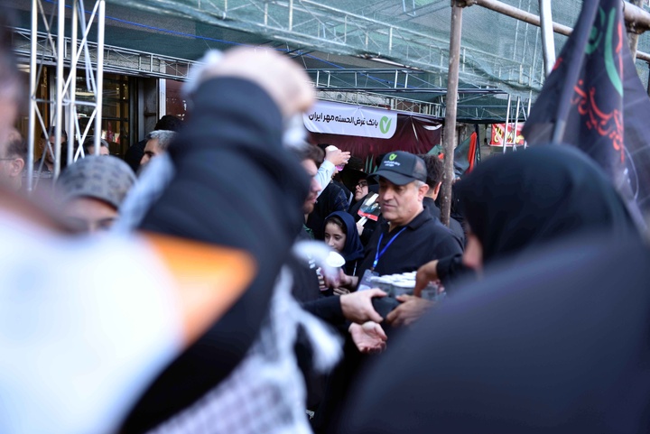 خدمت‌رسانی موکب کارکنان بانک مهر ایران به عزاداران رهبر شهید انقلاب اسلامی در روز تشییع