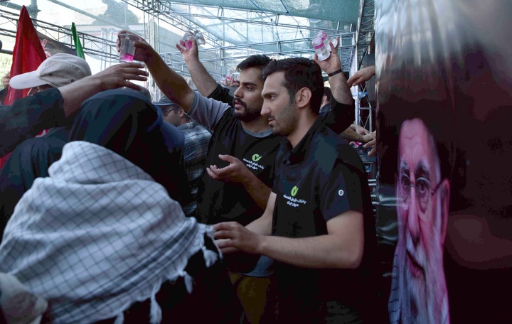 خدمت‌رسانی موکب کارکنان بانک مهر ایران به عزاداران رهبر شهید انقلاب اسلامی در روز تشییع