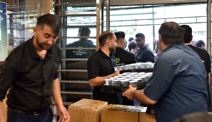 خدمت‌رسانی موکب کارکنان بانک مهر ایران به عزاداران رهبر شهید انقلاب اسلامی در روز تشییع