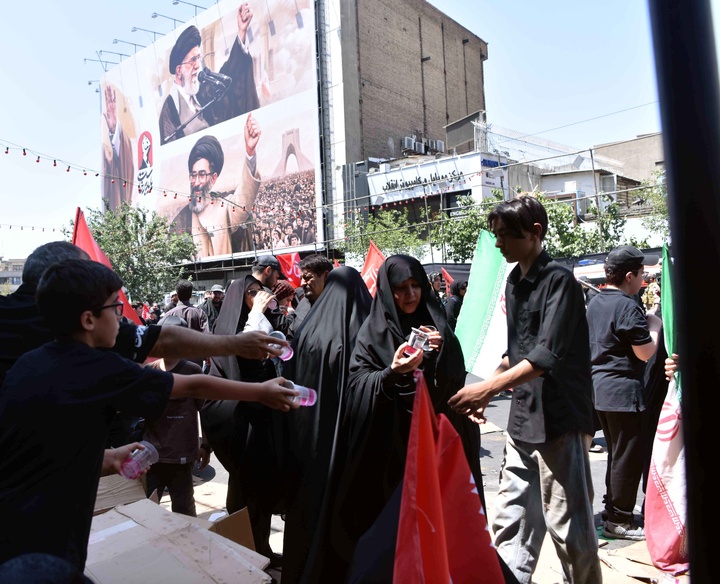 خدمت‌رسانی موکب کارکنان بانک مهر ایران به عزاداران رهبر شهید انقلاب اسلامی در روز تشییع