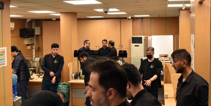 خدمت‌رسانی موکب کارکنان بانک مهر ایران به عزاداران رهبر شهید انقلاب اسلامی در روز تشییع