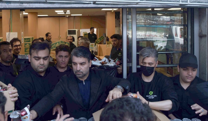 خدمت‌رسانی موکب کارکنان بانک مهر ایران به عزاداران رهبر شهید انقلاب اسلامی در روز تشییع