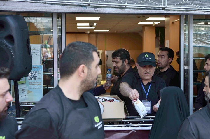 خدمت‌رسانی موکب کارکنان بانک مهر ایران به عزاداران رهبر شهید انقلاب اسلامی در روز تشییع