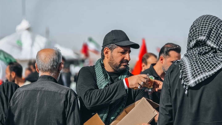 خدمت‌رسانی موکب کارکنان بانک مهر ایران به عزاداران رهبر شهید انقلاب اسلامی در شهر مقدس قم