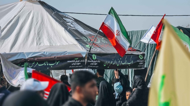 خدمت‌رسانی موکب کارکنان بانک مهر ایران به عزاداران رهبر شهید انقلاب اسلامی در شهر مقدس قم