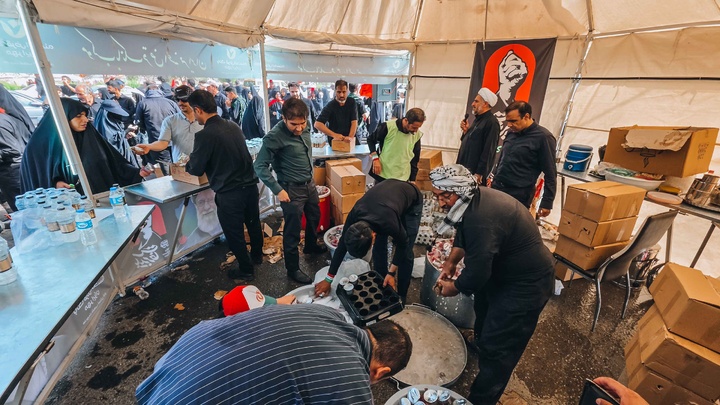 خدمت‌رسانی موکب کارکنان بانک مهر ایران به عزاداران رهبر شهید انقلاب اسلامی در شهر مقدس قم