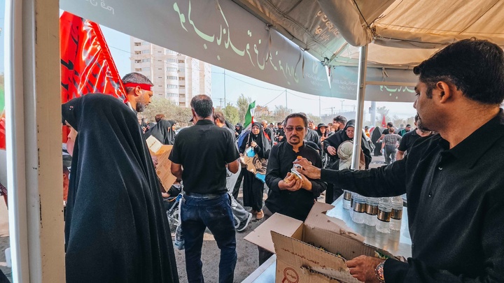 خدمت‌رسانی موکب کارکنان بانک مهر ایران به عزاداران رهبر شهید انقلاب اسلامی در شهر مقدس قم