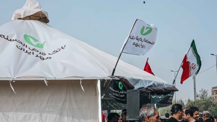 خدمت‌رسانی موکب کارکنان بانک مهر ایران به عزاداران رهبر شهید انقلاب اسلامی در شهر مقدس قم