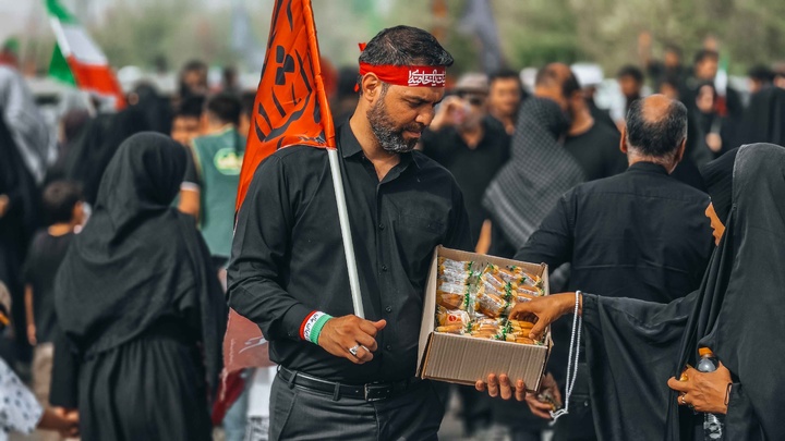 خدمت‌رسانی موکب کارکنان بانک مهر ایران به عزاداران رهبر شهید انقلاب اسلامی در شهر مقدس قم