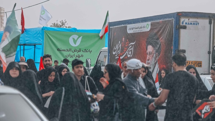 خدمت‌رسانی موکب کارکنان بانک مهر ایران به عزاداران رهبر شهید انقلاب اسلامی در شهر مقدس قم