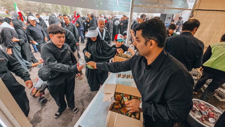 خدمت‌رسانی موکب کارکنان بانک مهر ایران به عزاداران رهبر شهید انقلاب اسلامی در شهر مقدس قم