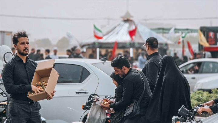 خدمت‌رسانی موکب کارکنان بانک مهر ایران به عزاداران رهبر شهید انقلاب اسلامی در شهر مقدس قم