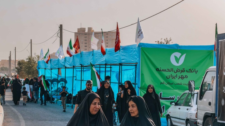 خدمت‌رسانی موکب کارکنان بانک مهر ایران به عزاداران رهبر شهید انقلاب اسلامی در شهر مقدس قم