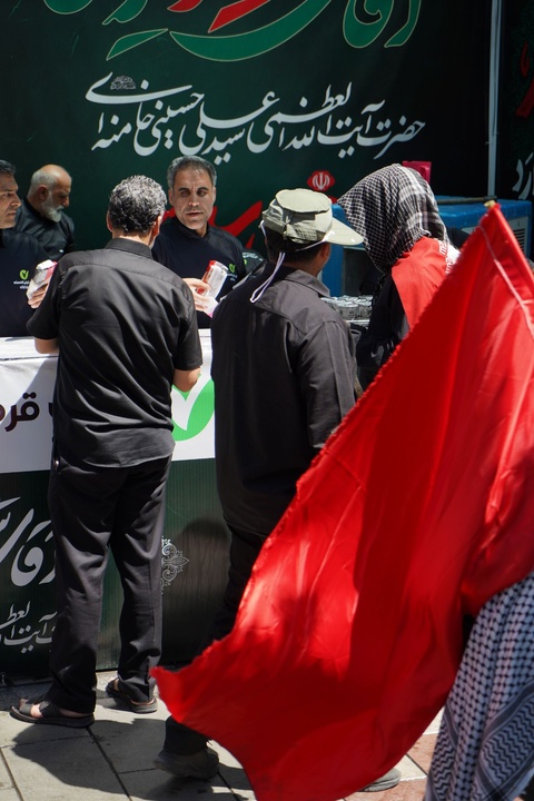 خدمت‌رسانی موکب کارکنان بانک مهر ایران به عزاداران رهبر شهید انقلاب اسلامی در مشهد مقدس