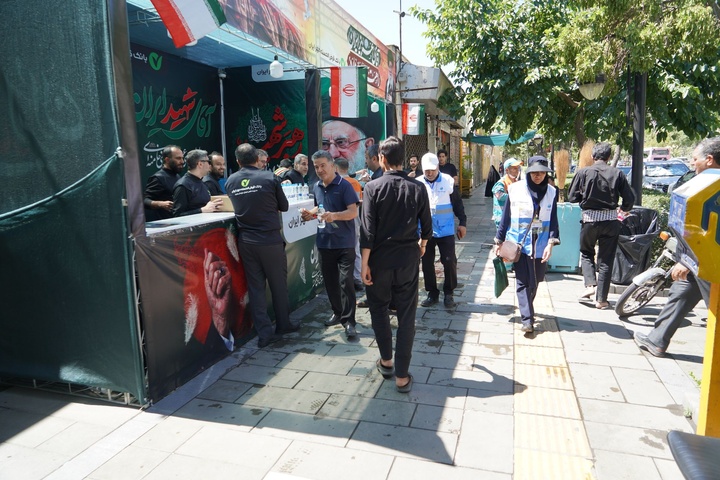 خدمت‌رسانی موکب کارکنان بانک مهر ایران به عزاداران رهبر شهید انقلاب اسلامی در مشهد مقدس