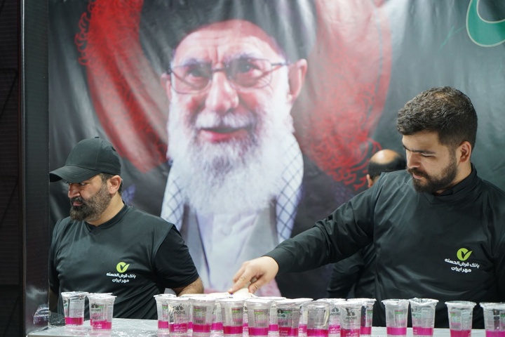 خدمت‌رسانی موکب کارکنان بانک مهر ایران به عزاداران رهبر شهید انقلاب اسلامی در مشهد مقدس